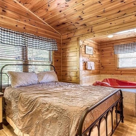Dog Friendly, Romantic Mtn Getaway Hot Tub Pool Gatlinburg Exterior photo