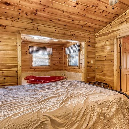 Dog Friendly, Romantic Mtn Getaway Hot Tub Pool Gatlinburg Exterior photo