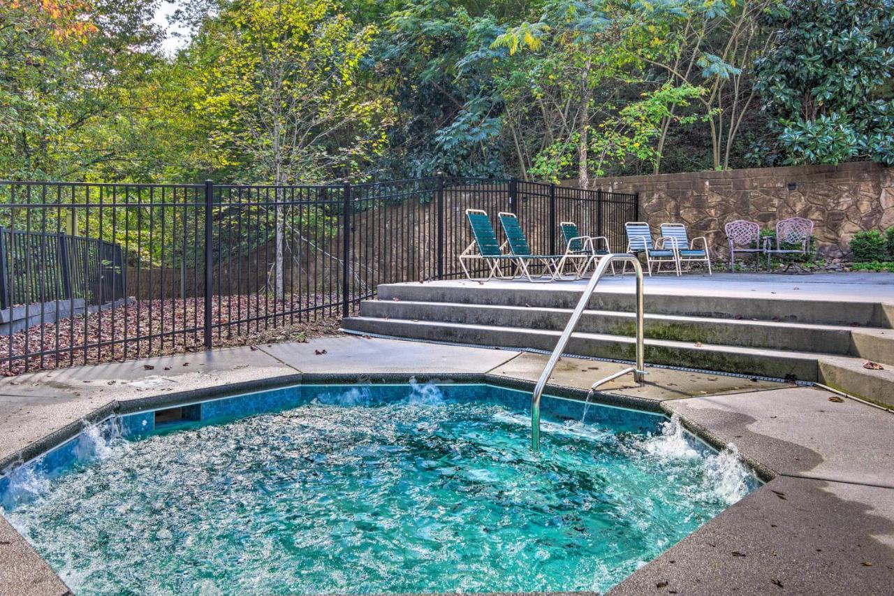 Dog Friendly, Romantic Mtn Getaway Hot Tub Pool Gatlinburg Exterior photo