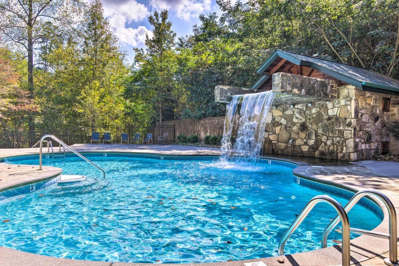 Dog Friendly, Romantic Mtn Getaway Hot Tub Pool Gatlinburg Exterior photo