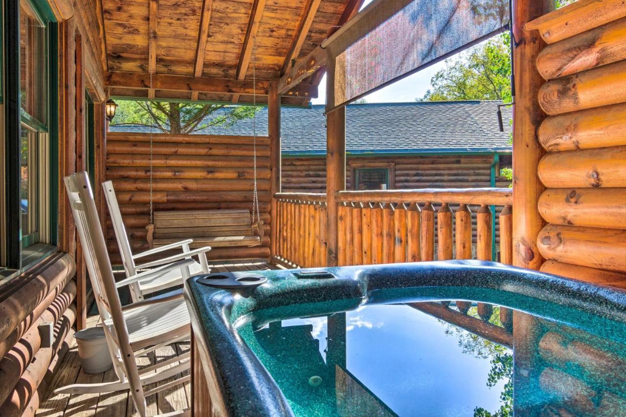 Dog Friendly, Romantic Mtn Getaway Hot Tub Pool Gatlinburg Exterior photo