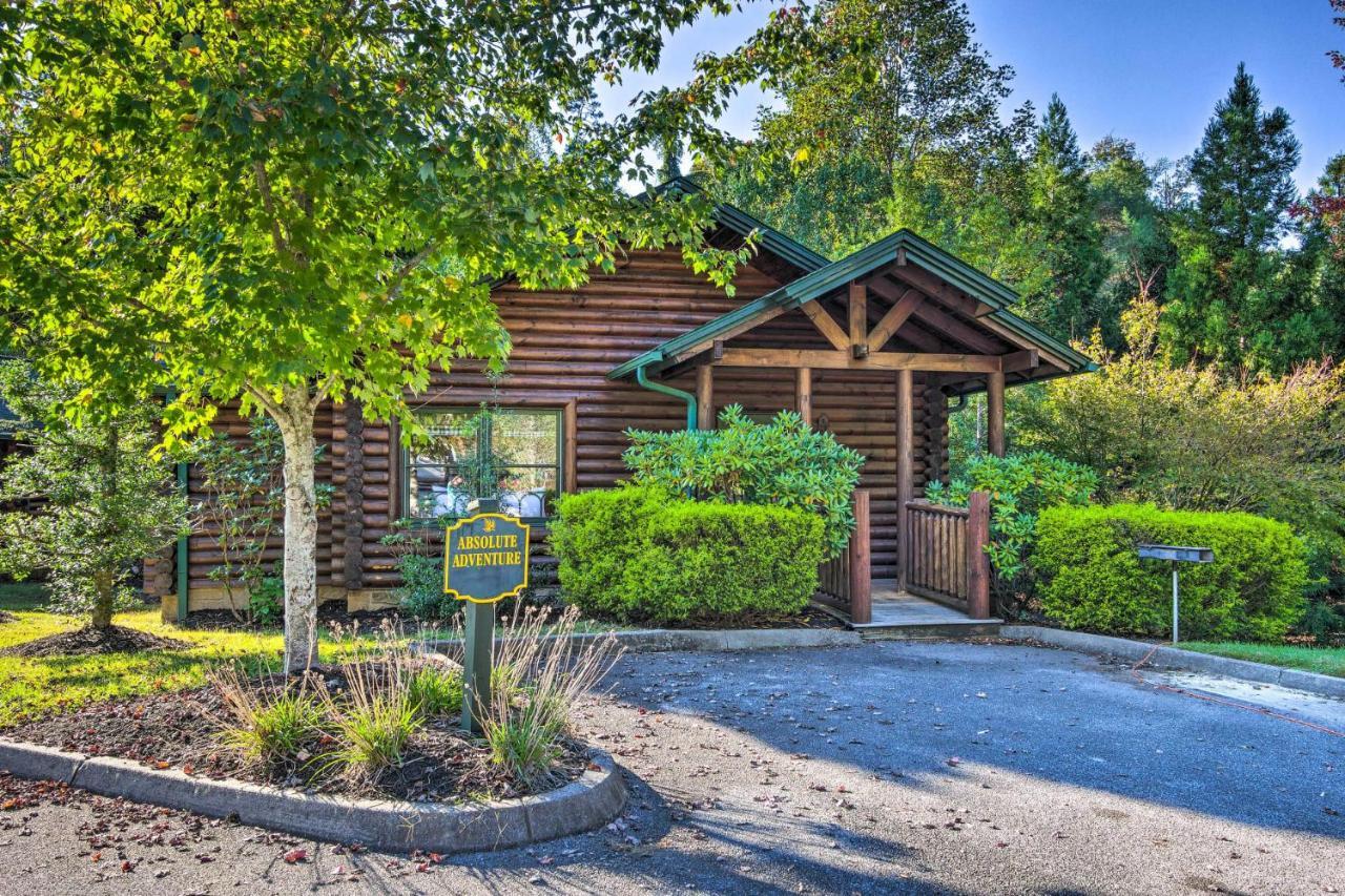 Dog Friendly, Romantic Mtn Getaway Hot Tub Pool Gatlinburg Exterior photo