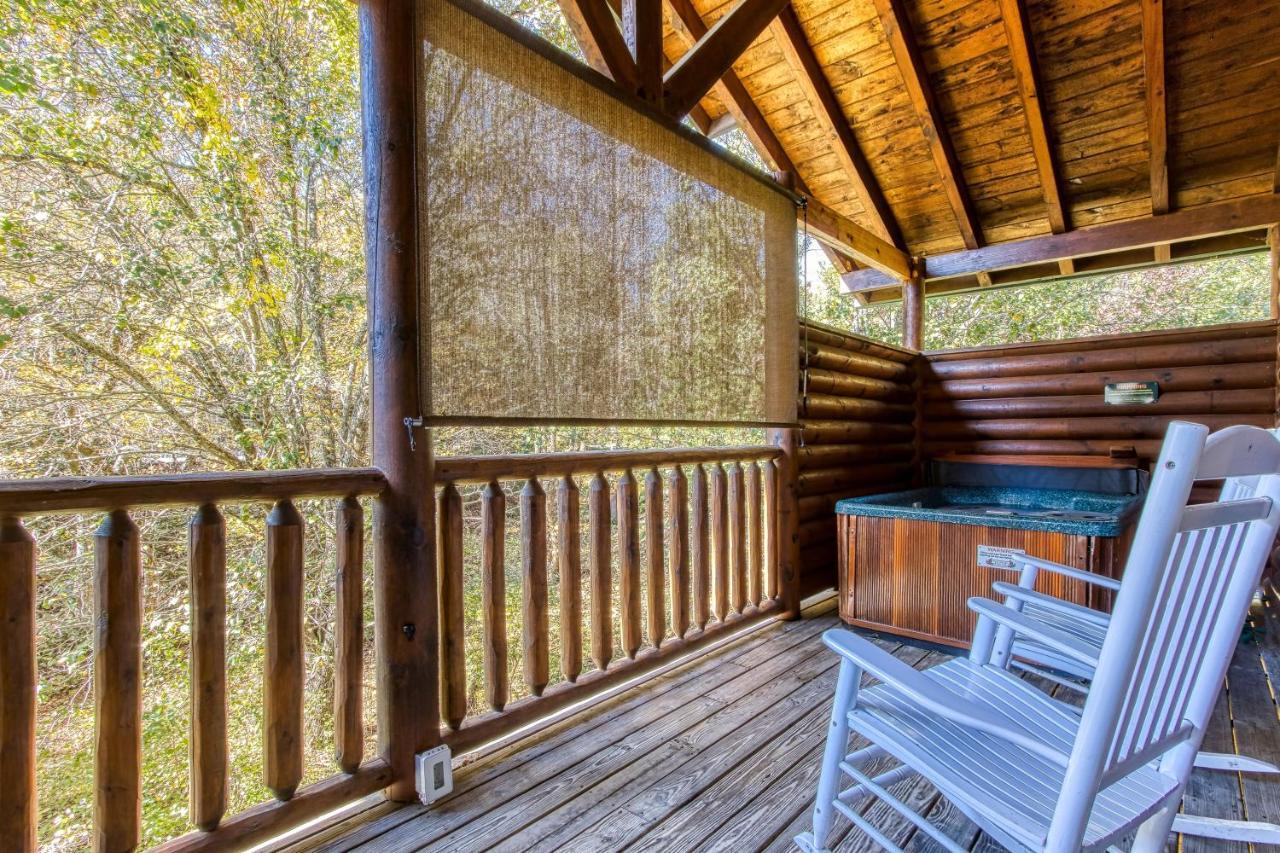 Dog Friendly, Romantic Mtn Getaway Hot Tub Pool Gatlinburg Exterior photo