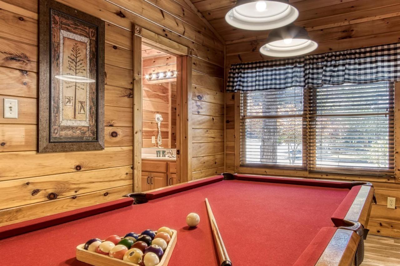Dog Friendly, Romantic Mtn Getaway Hot Tub Pool Gatlinburg Exterior photo