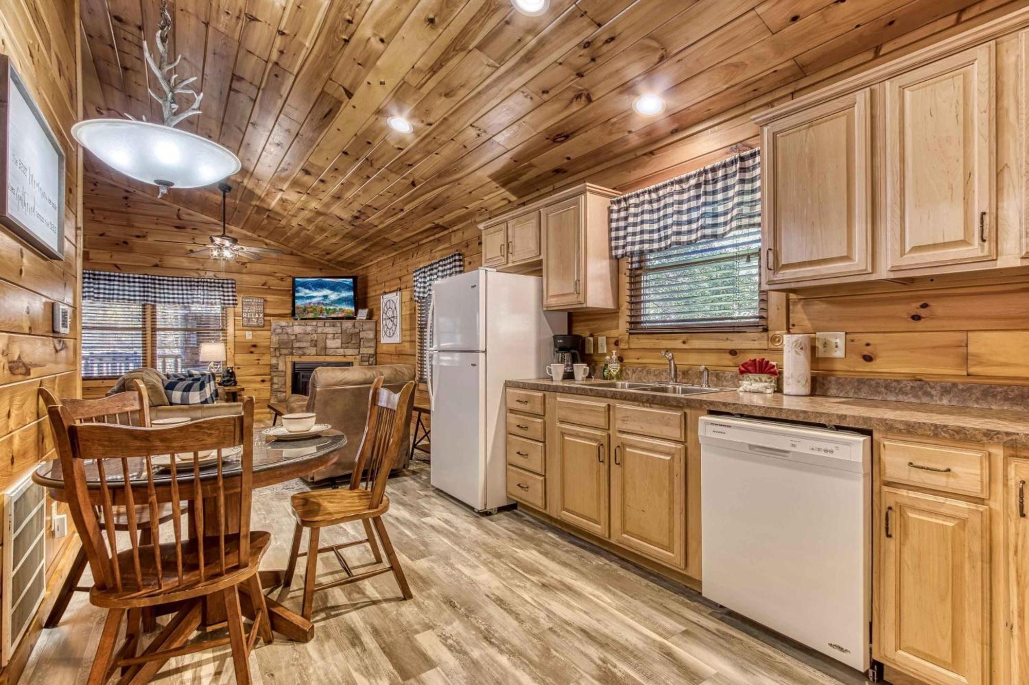 Dog Friendly, Romantic Mtn Getaway Hot Tub Pool Gatlinburg Exterior photo