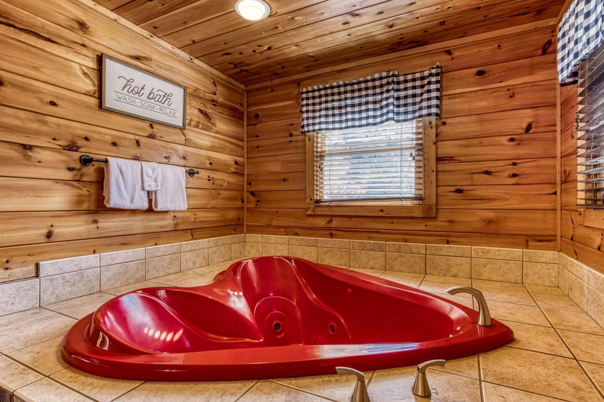 Dog Friendly, Romantic Mtn Getaway Hot Tub Pool Gatlinburg Exterior photo