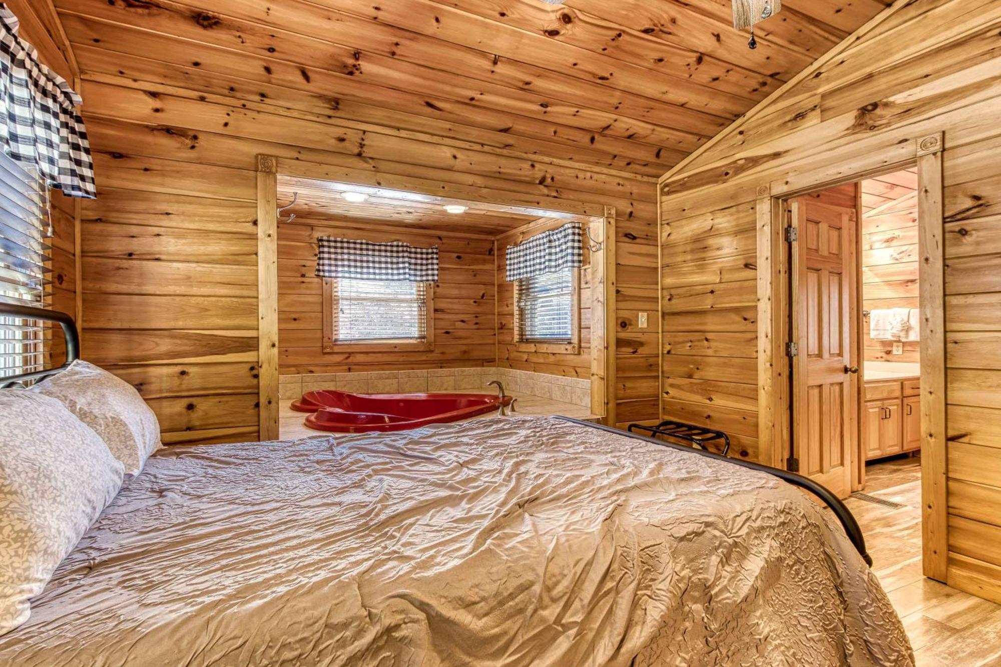 Dog Friendly, Romantic Mtn Getaway Hot Tub Pool Gatlinburg Exterior photo