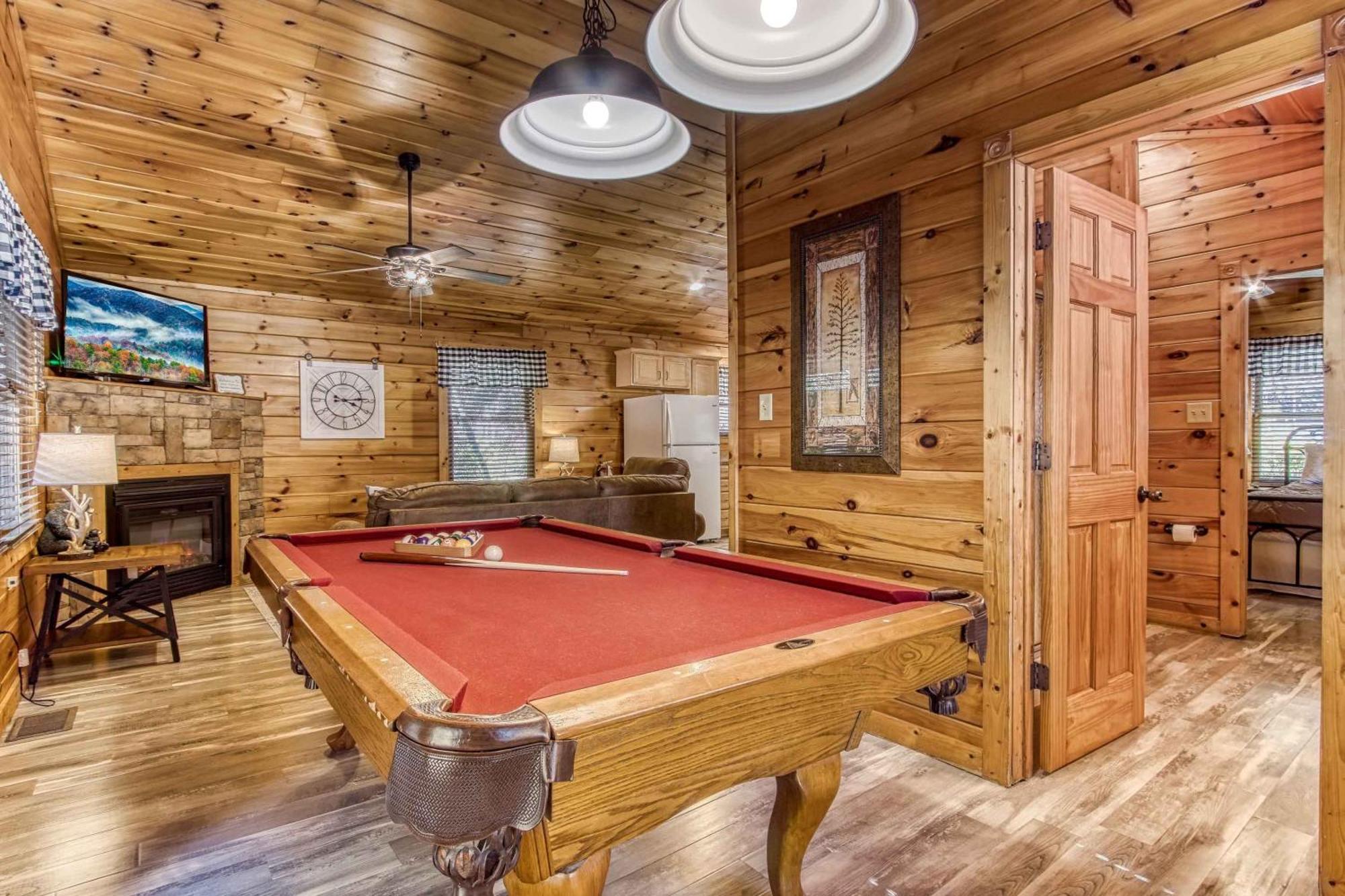 Dog Friendly, Romantic Mtn Getaway Hot Tub Pool Gatlinburg Exterior photo