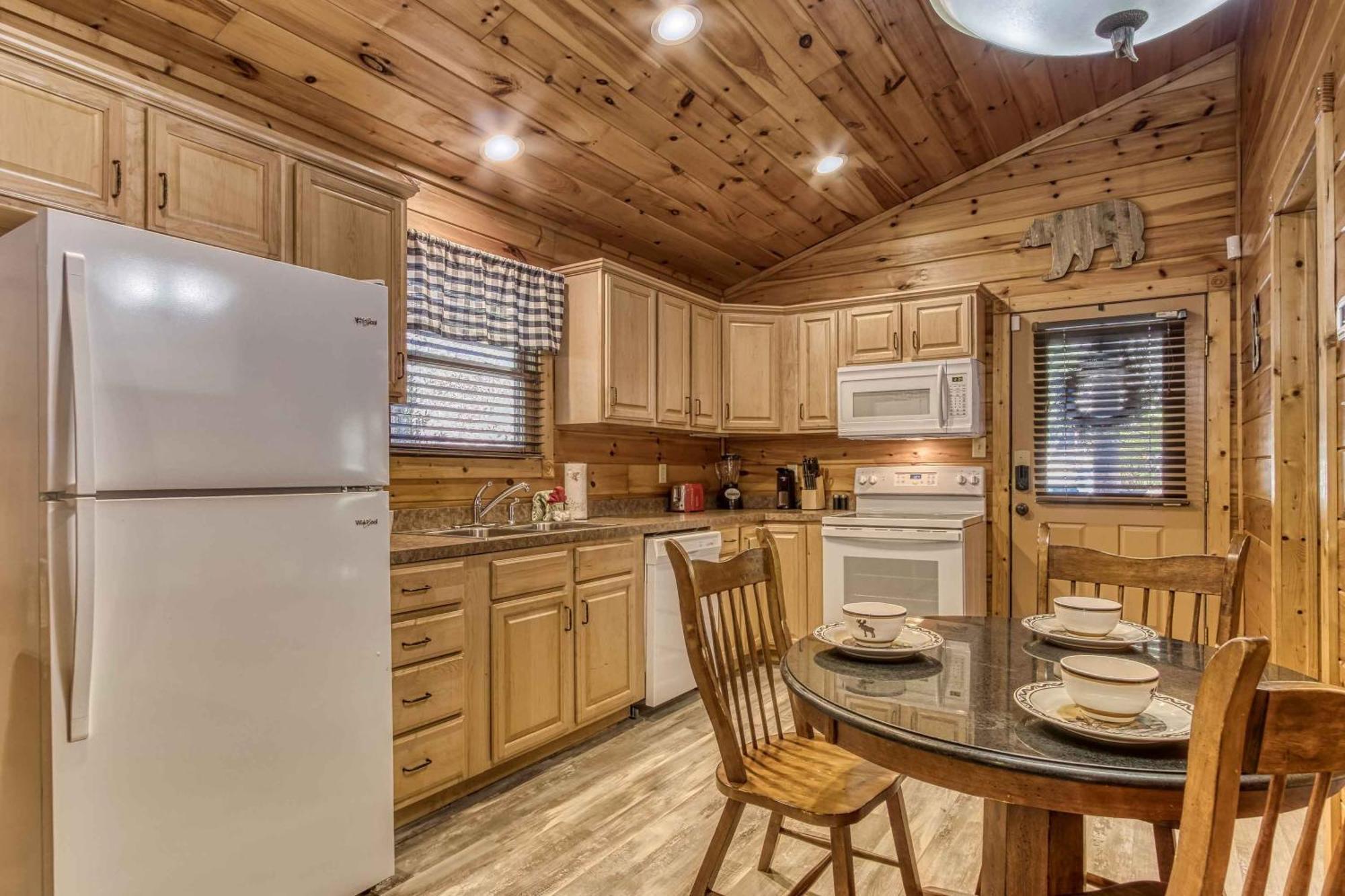 Dog Friendly, Romantic Mtn Getaway Hot Tub Pool Gatlinburg Exterior photo