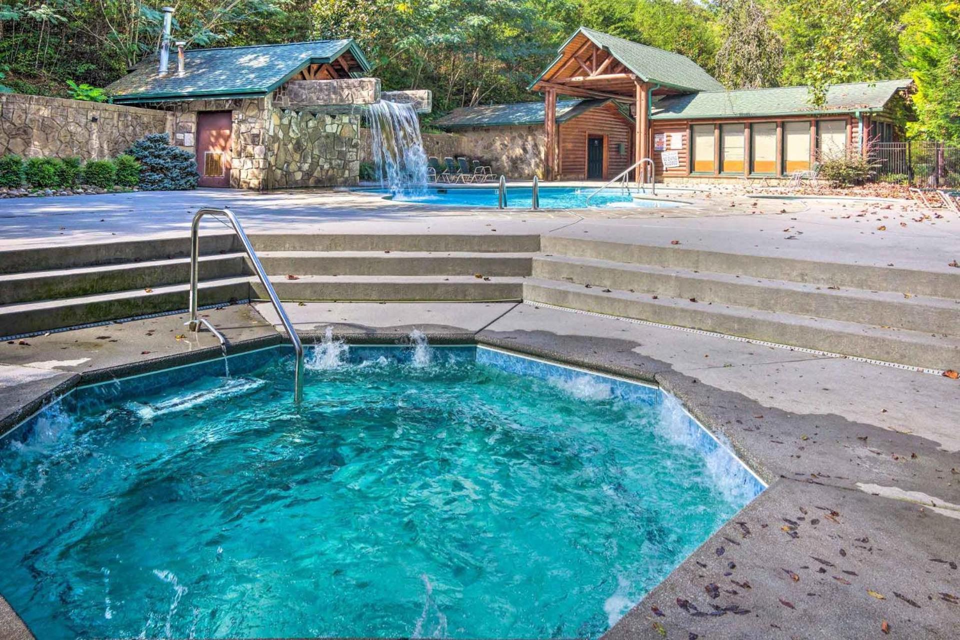 Dog Friendly, Romantic Mtn Getaway Hot Tub Pool Gatlinburg Exterior photo
