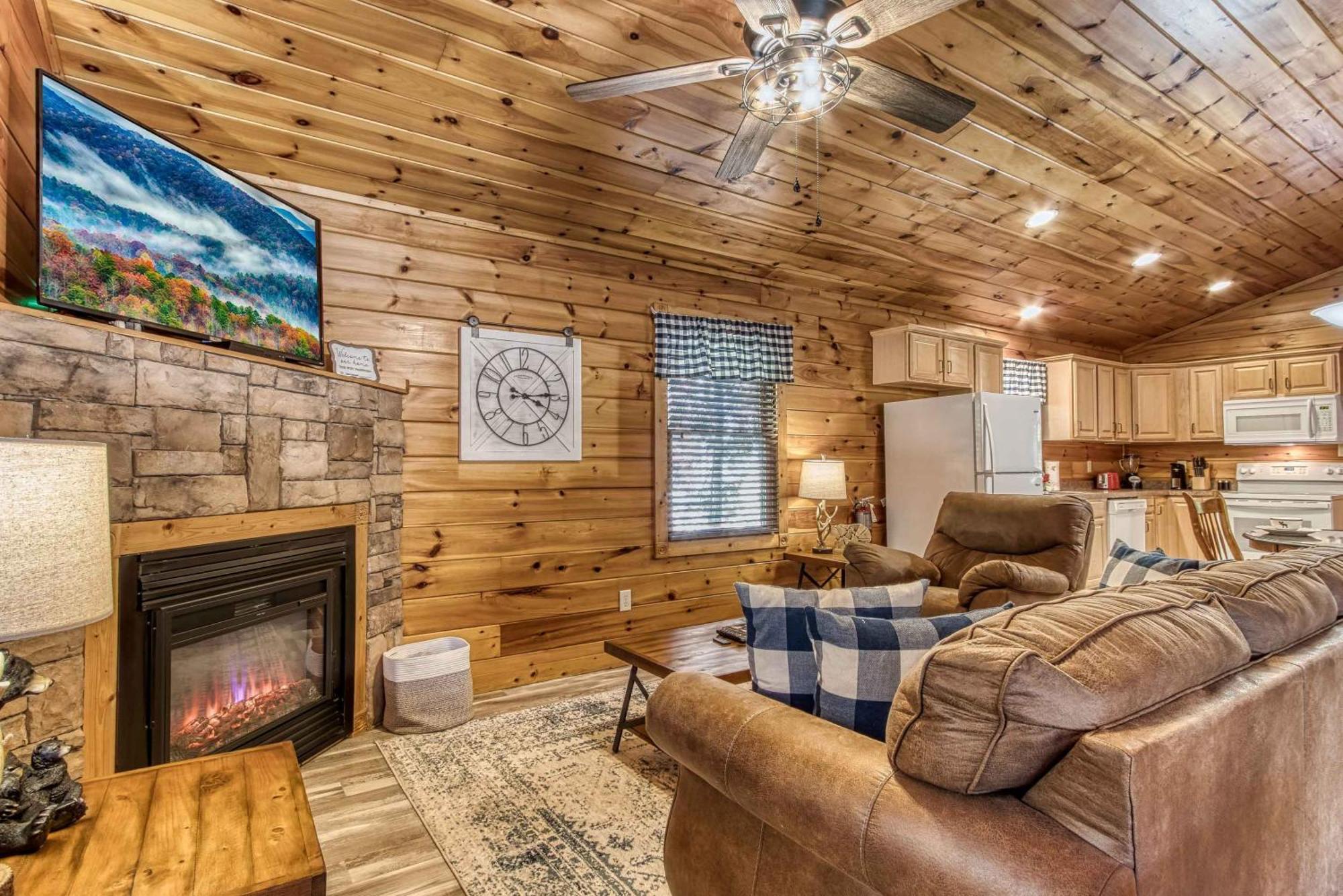 Dog Friendly, Romantic Mtn Getaway Hot Tub Pool Gatlinburg Exterior photo