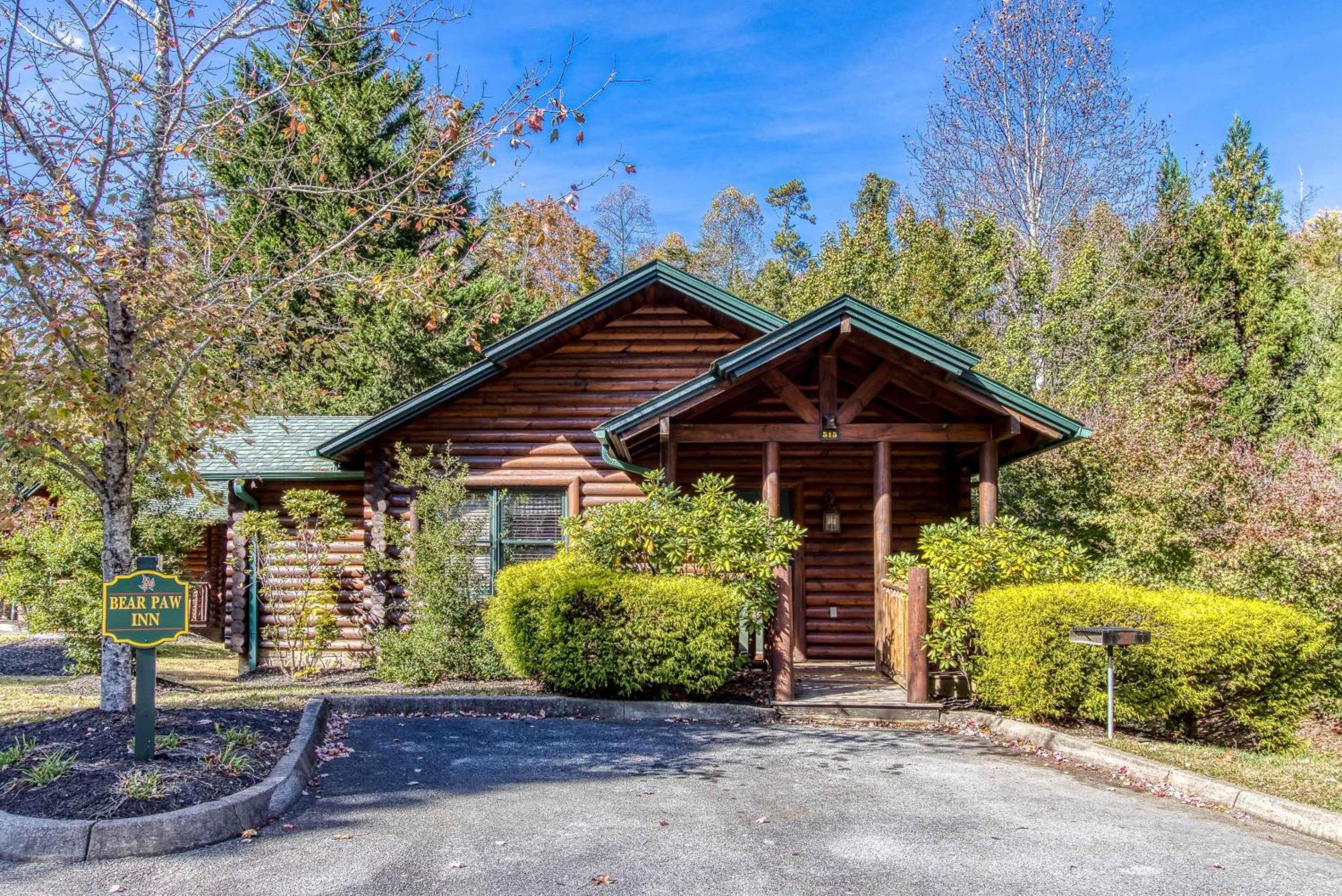 Dog Friendly, Romantic Mtn Getaway Hot Tub Pool Gatlinburg Exterior photo